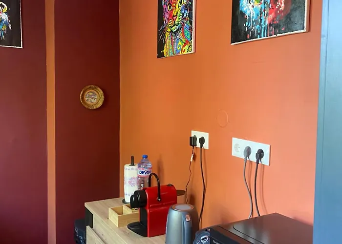 Eli-andon Apartment Warna